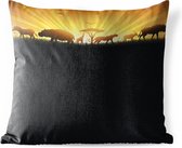 Sierkussen Afrika illustratie voor buiten - Een illustratie van een zonsopgang bij een Afrikaans landschap - 60x60 cm - vierkant weerbestendig tuinkussen / tuinmeubelkussen van polyester