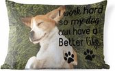 Buitenkussens - Tuin - Honden quote 'I work hard so my dog can have a better life' tegen een achtergrond met een hond - 50x30 cm