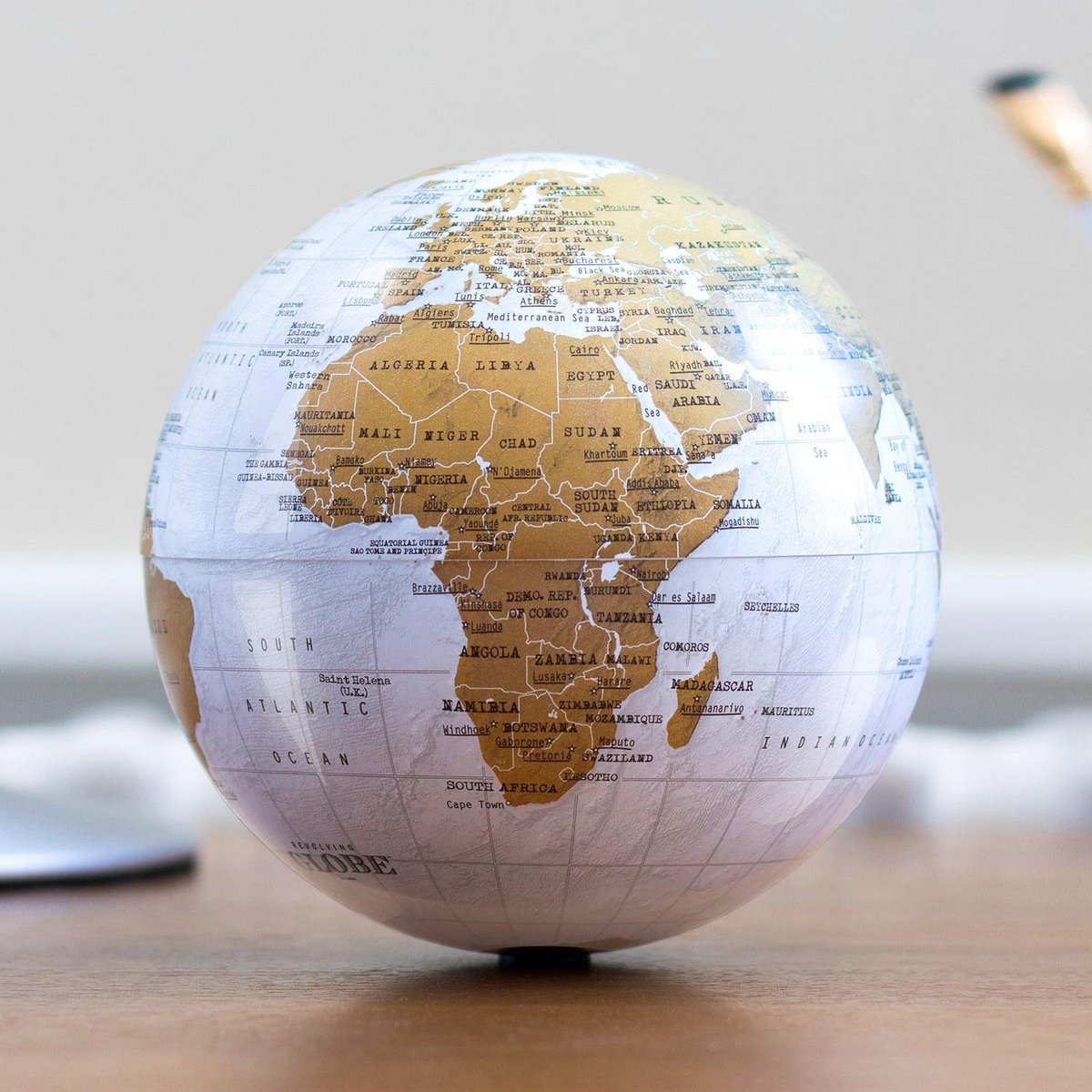 Luckies Wereldbol - Draaiend globe van kunststof - 14 cm diameter
