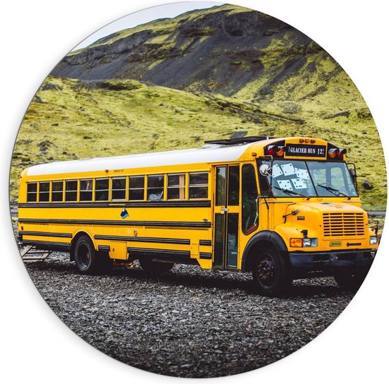 Dibond Wandcirkel - Schoolbus tussen de Bergen - 90x90cm Foto op Aluminium Wandcirkel (met ophangsysteem)