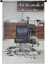 Wandkleed Kapper - Een lege kappersstoel met geknipt haar eromheen Wandkleed katoen 90x135 cm - Wandtapijt met foto