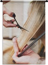Wandkleed Kapper - Een vrouw die geknipt wordt door een kapper Wandkleed katoen 120x180 cm - Wandtapijt met foto XXL / Groot formaat!