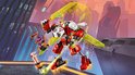 Kai's rode mech met gele zwaarden in een futuristische Ninjago-omgeving.