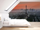 Professioneel Fotobehang Parijs Eiffeltoren Met Rode Lucht - oranje - Sticky Decoration - fotobehang - decoratie - woonaccesoires - inclusief gratis hobbymesje - 562 cm breed x 380 cm hoog - 