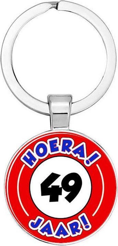 Akyol - Hoera 49 jaar Sleutelhanger - Verjaardag - Jarige job - Leuke kado voor iemand die bijna jarig is - 2,5 x 2,5 CM