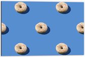 Dibond - Donut's op Blauwe Achtergrond - 60x40cm Foto op Aluminium (Wanddecoratie van metaal)