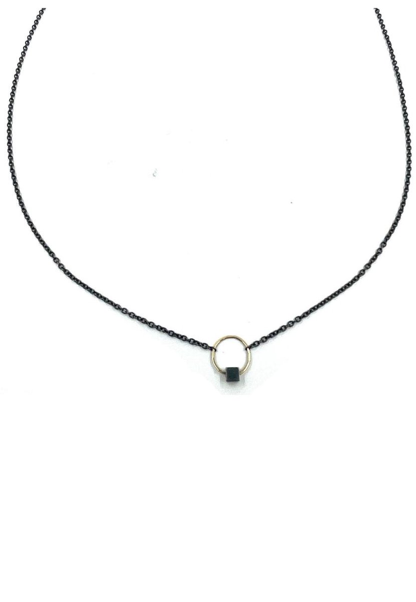 Handgemaakt zwart  zilveren oogjescollier met 14 karaat geel gouden oog, van goudsmederij vanNienke met zilveren blokje en 1.3mm ankerschakel ketting.