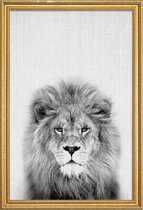 JUNIQE - Poster met houten lijst Leeuw zwart-wit foto -60x90 /Grijs &