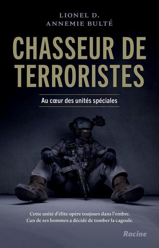 Couverture de livre avec un homme assis en uniforme militaire, arme et casque.