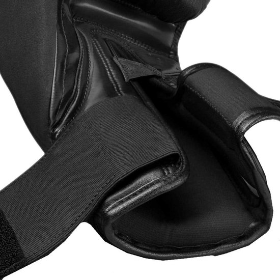 Detail van de binnenkant van een zwarte HAYABUSA bokshandschoen met klittenbandsluiting.