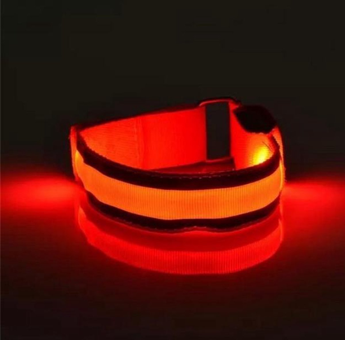 2 stuks Led verlichte armband (rood) voor sportievelingen die hardlopen, fietsen en wandelen en verder iedereen die in het donker gezien wil worden - Sport armband - Hardloop verlichting lampjes - Veiligheidsband - Reflecterende armband