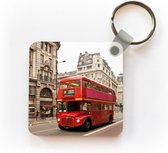 Sleutelhanger - Uitdeelcadeautjes - Een rode dubbeldekker bus in Londen - Plastic