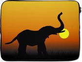 Laptophoes 15 inch 38x29 cm - Olifant zonsondergang illustratie - Macbook & Laptop sleeve Een vector illustratie van een olifant tijdens een zonsondergang - Laptop hoes met foto