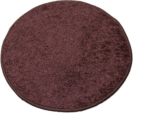 Bruin, rond vloerkleed met een zachte, pluizige textuur.