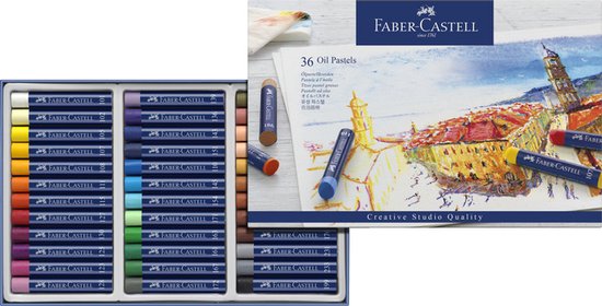 Une boîte ouverte de 36 pastels à l'huile Faber-Castell, à côté d'un tableau d'une ville italienne et de craies séparées.