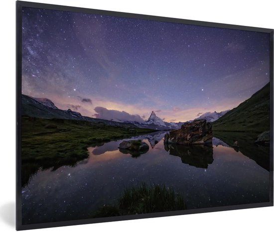 Fotolijst incl. Poster - Een paarse hemel boven de Zwitserse Matterhorn - 30x20 cm - Posterlijst