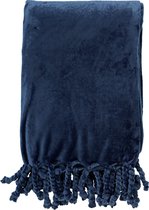 Donkerblauwe, zachte plaid opgevouwen met gedraaide flosjes aan de onderkant.