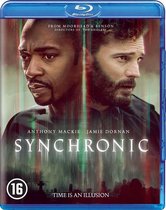 Blu-ray hoes van Synchronic, met de gezichten van Anthony Mackie en Jamie Dornan, met de tekst 'TIME IS AN ILLUSION'.