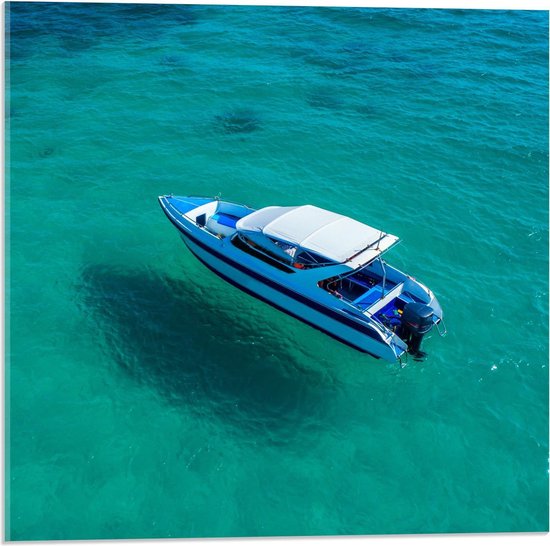 Acrylglas - Witte Speedboot op Helderblauwe Oceaan - 50x50cm Foto op Acrylglas (Met Ophangsysteem)