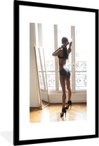 Fotolijst incl. Poster - Vrouw in lingerie staat voor de spiegel in hotelkamer - 60x90 cm - Posterlijst