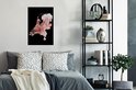 Affiche des Pays-Bas en teintes rose délavé avec bordure noire, suspendue à un mur au-dessus d'un lit.