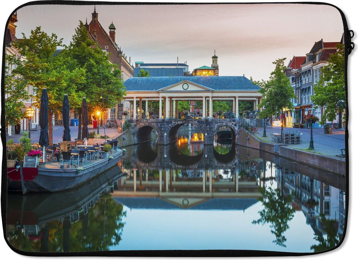 Laptophoes 14 inch - Leiden - Kanaal - Brug - Laptop sleeve - Binnenmaat 33x23 cm - Zwarte achterkant