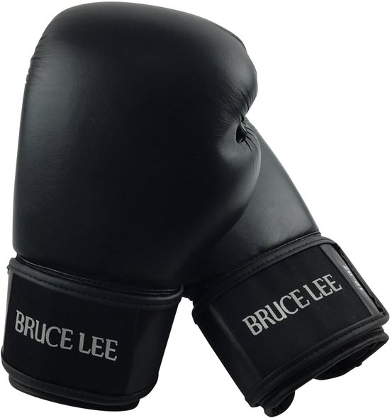 Zwarte bokshandschoenen van Bruce Lee, met witte tekst op de polsband.