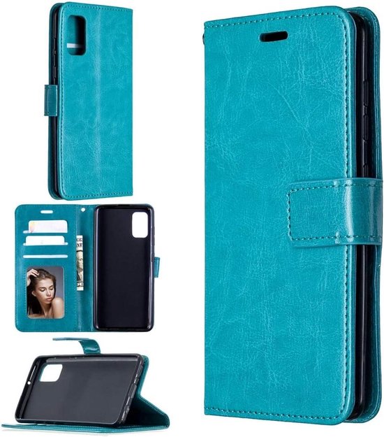 Collage d'un étui de téléphone turquoise : fermé, ouvert avec des cartes et une photo, et vu de dos.