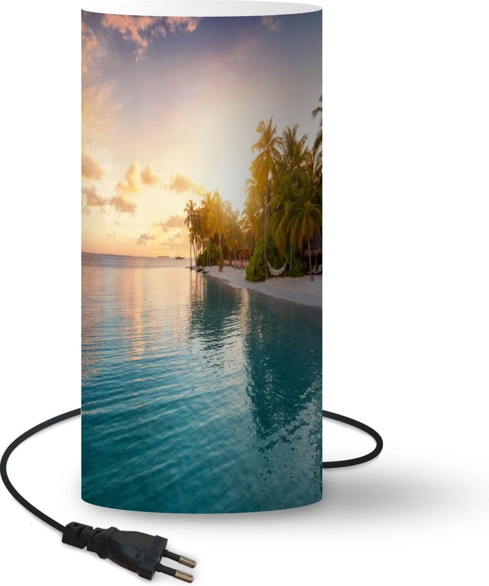Lamp - Nachtlampje - Tafellamp slaapkamer - Strand - Zee - Eiland - Tropisch - 33 cm hoog - Ø15.9 cm - Inclusief LED lamp