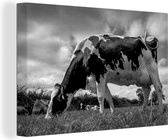 Canvas Schilderij Een Friese koe met donkere wolken boven zich - zwart wit - 60x40 cm - Wanddecoratie