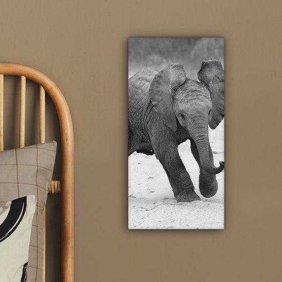 Canvas Schilderij Olifant - Baby - Dieren - Pad - Zwart wit - 20x40 cm - Wanddecoratie