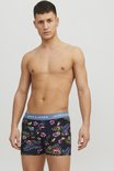 Model draagt boxershorts met donkerblauwe print van roze flamingo's, bananen en tropische bloemen. Lichtblauwe tailleband met JACK & JONES.