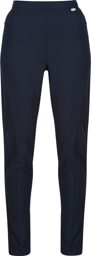 Een donkerblauwe, rechte outdoorbroek voor dames.
