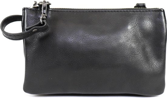 Zwarte leren clutch met rits, polsbandje en zilverkleurige details.