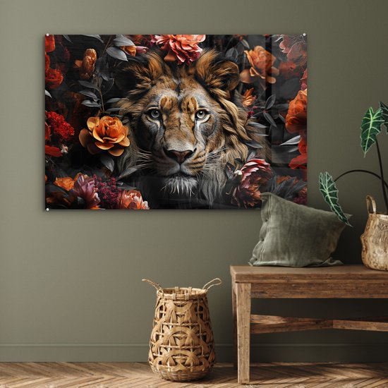 Een leeuw te midden van donkere bladeren en oranje rozen, hangend aan een muur boven een houten bank.