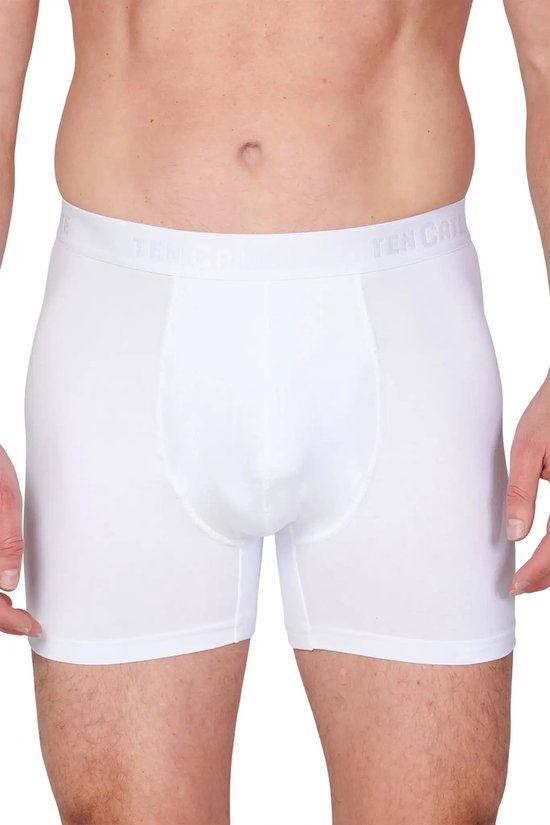 Witte shorty van Ten Cate met opdruk op de band.