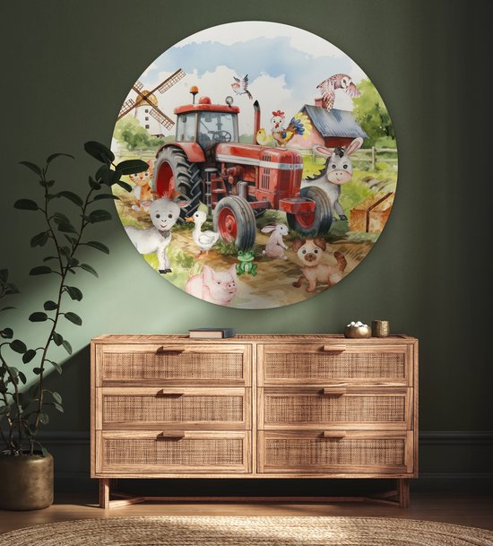 Een ronde muurcirkel met een rode tractor, boerderijdieren en een molen, boven een houten kast in een kinderkamer.