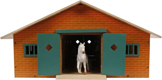 Houten paardenstal met oranje bakstenen façade, grote groene dubbele deuren, witte paard in deuropening.