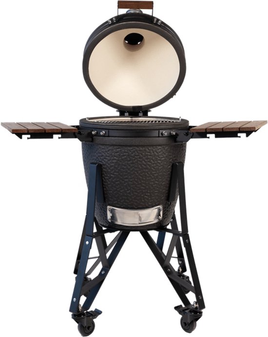 Zwarte keramische barbecue met open deksel, houten zijtafels en metalen onderstel met wielen.