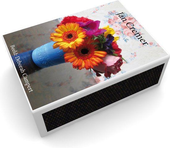 Een doosje lucifers met een afbeelding van een boeket bloemen in een blauwe vaas, getiteld 'Jan Cremer'.