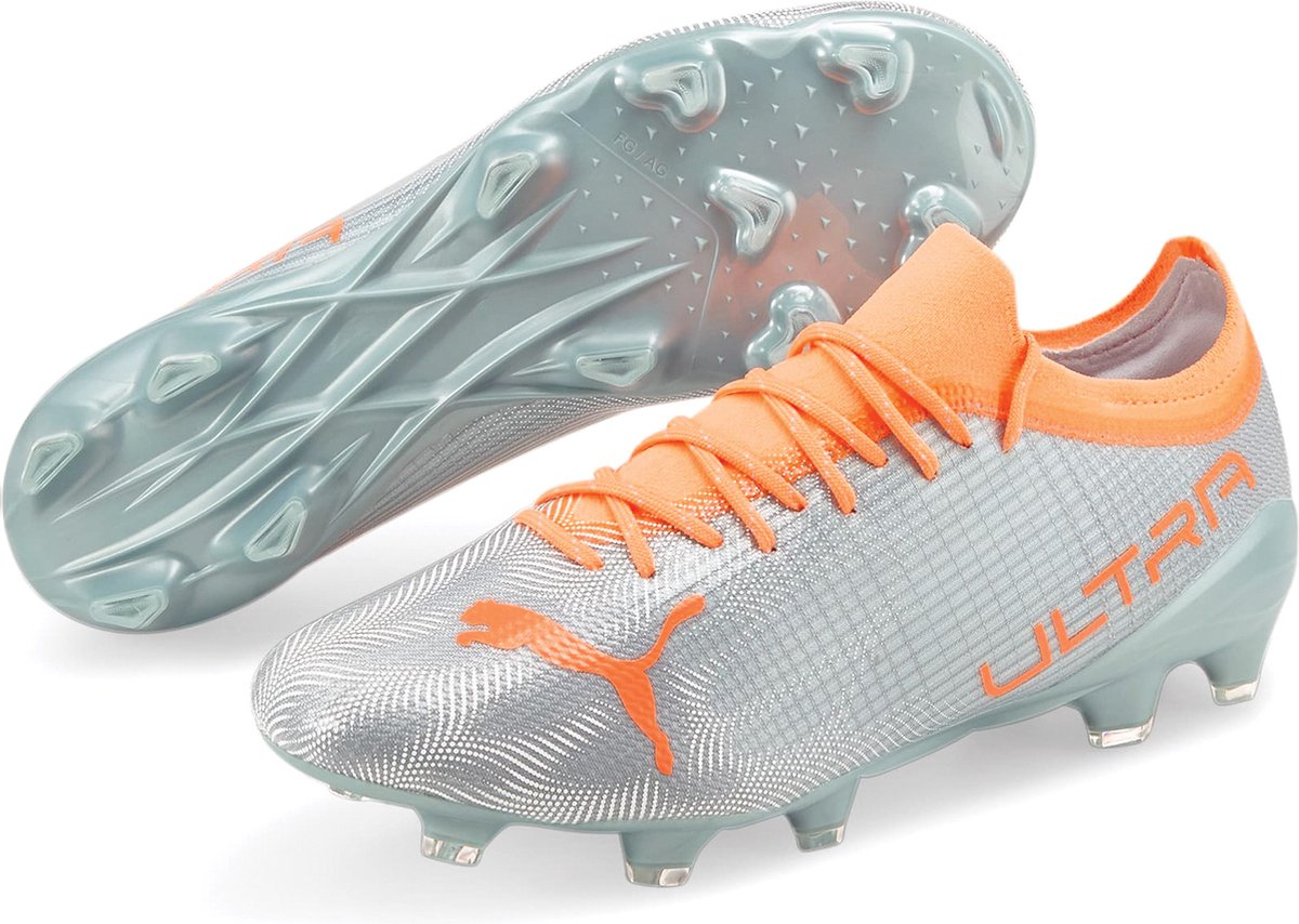 Nauwsluitende unisex voetbalschoenen in maat 46, lichtgewicht met oranje veters en GripControl Pro-coating.