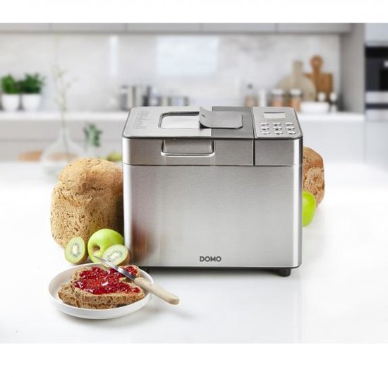 RVS broodmachine met brood en toast met jam in een keukenomgeving.