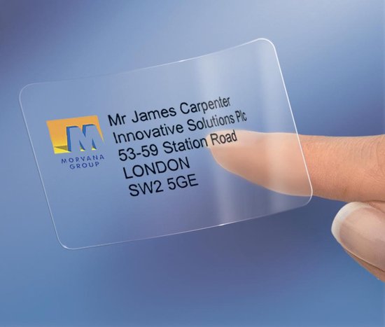 Étiquette d'adresse transparente avec logo et adresse sur surface incurvée