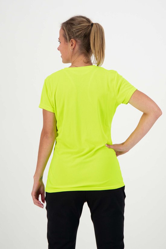 Achterkant van een fluo geel sportshirt met korte mouwen en V-hals, gedragen door een model.