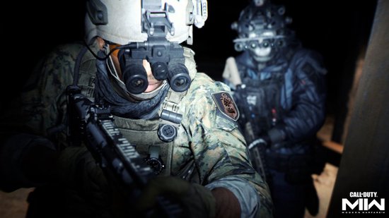 Twee soldaten met nachtkijkers en wapens in donkere, rokerige omgeving.