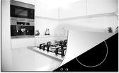 Inductie beschermer - Inductie Mat - Een fornuis en oven in een moderne keuken - zwart wit - 76x51.5 cm - inductiebeschermer