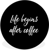 WallCircle - Wandcirkel ⌀ 120 - Quotes - Koffie - Life begins after coffee - Spreuken - Ronde schilderijen woonkamer - Wandbord rond - Muurdecoratie cirkel - Kamer decoratie binnen - Wanddecoratie muurcirkel - Woonaccessoires XXL