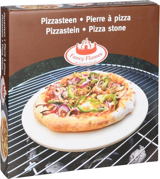 Verpakking van een pizzasteen met op de voorkant een pizza op een grill.