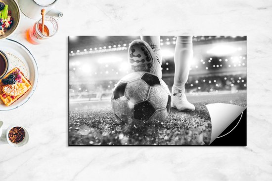 Chefcare Inductie Beschermer Voetbalspeler met de Bal in het Stadion - Zwart Wit - 85x50 cm - Afdekplaat Inductie - Kookplaat Beschermer - Inductie Mat