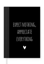 Notitieboek - Schrijfboek - Engelse quote "Expect nothing, appreciate everything" met een hartje op een zwarte achtergrond - Notitieboekje klein - A5 formaat - Schrijfblok